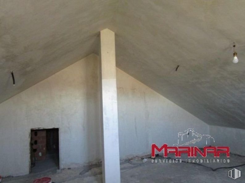 Retail for sale at Zona Nuevo Borox, Borox, Toledo, 45222 with wood, floor, flooring, tints and shades, ceiling, hardwood, concrete, space, composite material and beam around