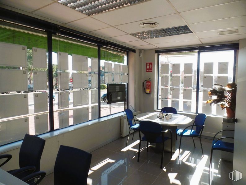 Oficina en alquiler en Avenida Machupichu, Hortaleza, Madrid, 28043 con silla, mesa, mueble, edificio, diseño de interiores, ventana, bienes raíces, pavimentos, techo y vidrio alrededor