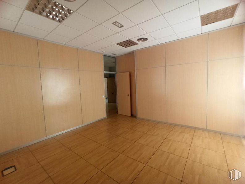 Office for rent at Edificio Curia, Calle Trinitarios, 1, Toledo, 45003 with door, interior design, architecture, hall, fixture, floor, flooring, wood, ceiling and hardwood around