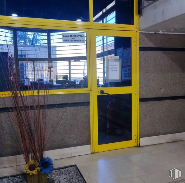 Nave en venta en Barrio Vallecas, Puente de Vallecas, Madrid, 28031 con puerta, accesorio, maceta, edificio, amarillo, suelo, suelos, fachada, gas y madera alrededor