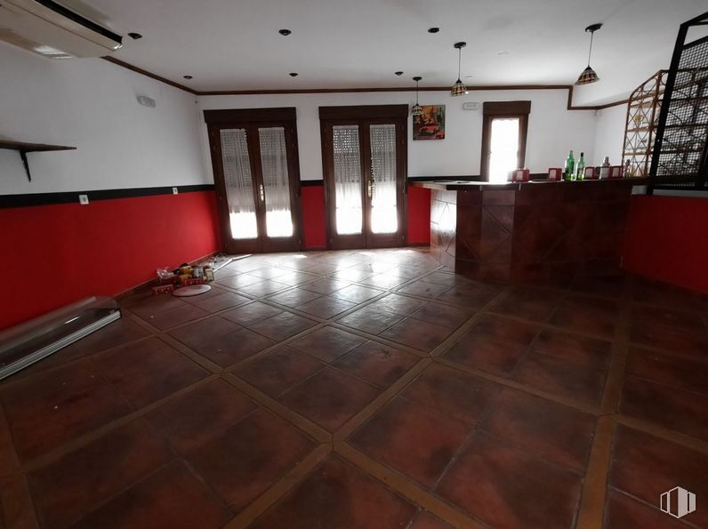 Retail for rent at Zona Amurallada, Ávila, 05001 with cabinetry, fixture, wood, hall, tile flooring, interior design, flooring, floor, window and hardwood around