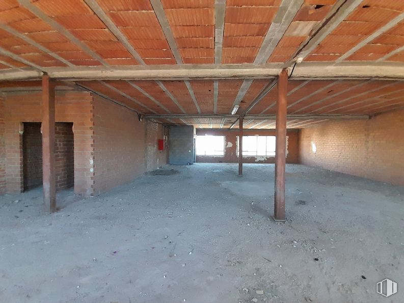 Retail for sale at Calle Luis I, Villa de Vallecas, Madrid, 28031 with property, wood, hall, flooring, architecture, house, building, floor, beam and ceiling around