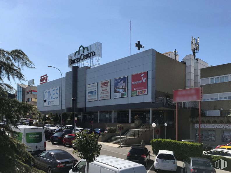 Retail for rent at Centro Comercial Burgocentro II, Las Rozas de Madrid, Madrid, 28231 with car, building, land vehicle, sky, automotive parking light, vehicle, motor vehicle, wheel, plant and real estate around