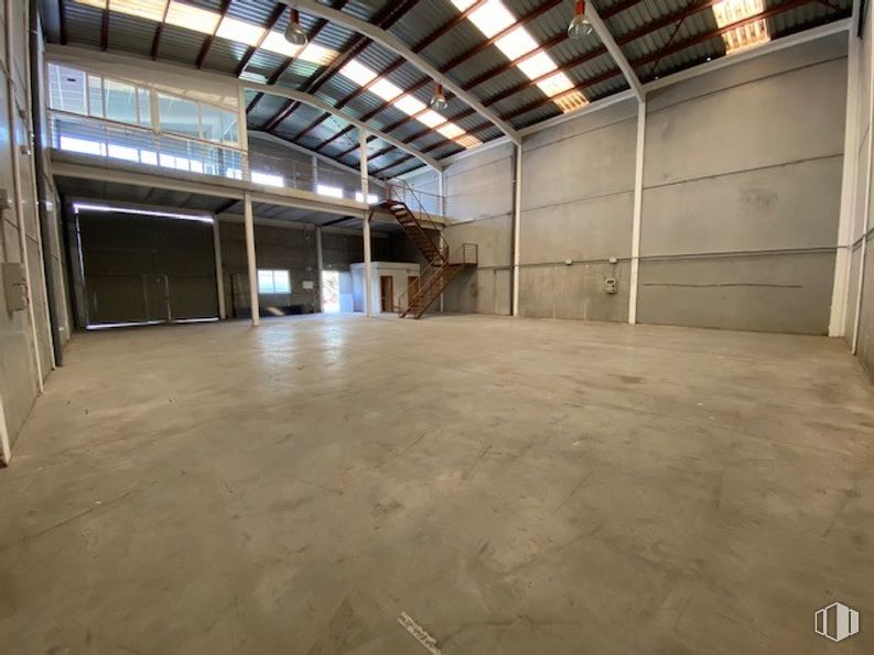 Nave en venta en Polígono Industrial Ribagorda, Fuente el Saz de Jarama, Madrid, 28140 con pasillo, madera, piso, suelo, accesorio, material compuesto, techo, hormigón, material de construcción y viga alrededor