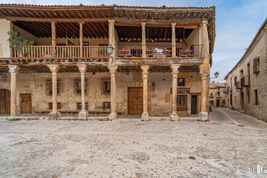 Retail for sale at Plaza Mayor, Pedraza, Segovia, 40172 with building, sky, wood, house, facade, landscape, window, composite material, building material and column around