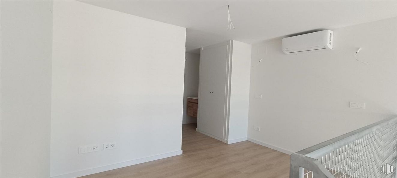 Oficina en venta en Calle Laguna del Marquesado, Villaverde, Madrid, 28021 con accesorio, madera, suelo, suelos, propiedad material, exterior del automóvil, edificio, madera dura, sombra y techo alrededor