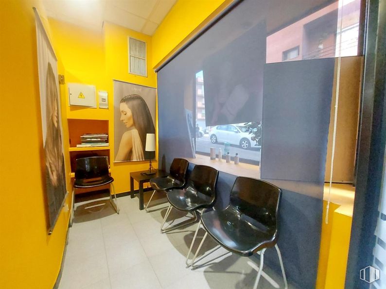 Local en venta en Calle San Manuel, Majadahonda, Madrid, 28220 con silla, coche, persona, mueble, amarillo, interiorismo, suelo, suelos, techo y confort alrededor