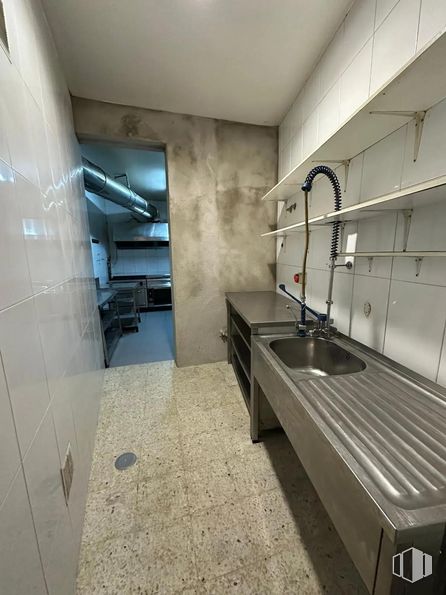 Local en alquiler y venta en Calle Bailén, Centro, Madrid, 28005 con fregadero, encimera, grifo, accesorios de fontanería, edificio, interiorismo, espejo, lavabo, cuarto de baño y suelos alrededor