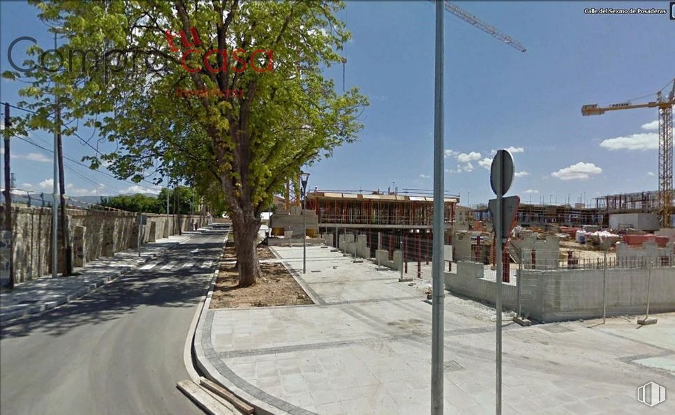 Land for sale at Plaza de Toros, Segovia, 40005 with sky, cloud, street light, road surface, lighting, asphalt, tree, urban design, plant and sidewalk around