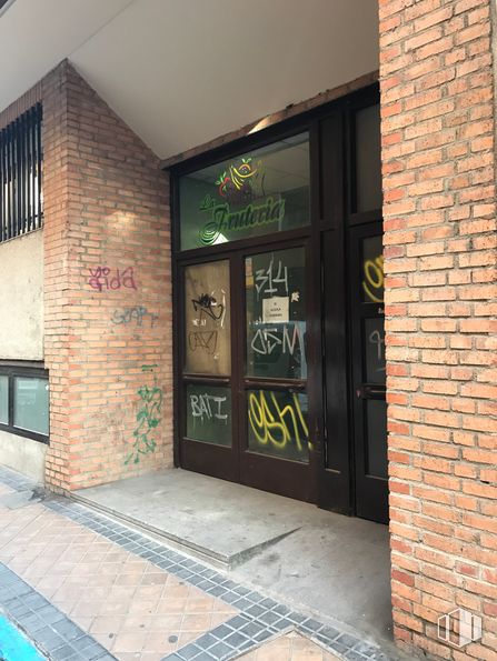 Retail for sale & for rent at Calle Roble,11, Segovia, 40002 with building, fixture, door, brickwork, brick, road surface, flooring, building material, facade and composite material around