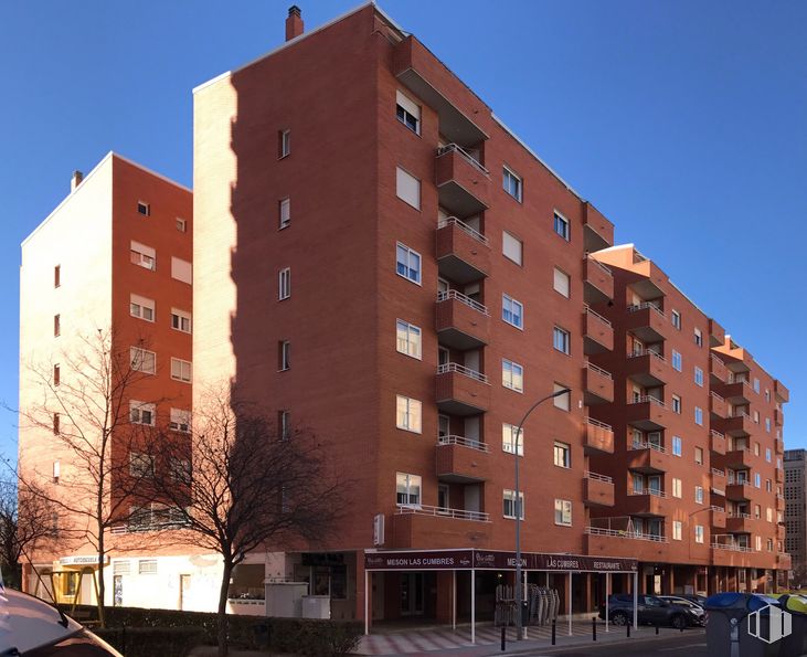 Local en venta en Calle Doctor Layna Serrano, Guadalajara, 19002 con edificio, cielo, día, propiedad, ventana, bloque de torre, luz de la calle, diseño urbano, condominio y vehículo alrededor