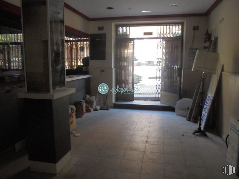 Retail for sale at Paseo Ezequiel González, Segovia, 40002 with lighting, building, interior design, floor, door, living room, flooring, wood, fixture and house around