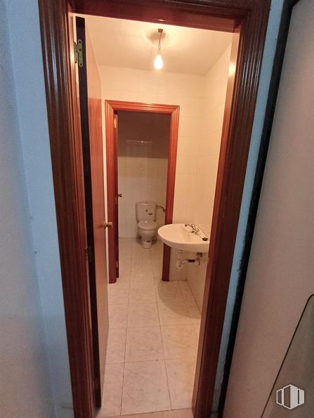 Local en venta en Avenida Comunidad de Madrid, 11, Mejorada del Campo, Madrid, 28840 con fregadero, inodoro, lámpara, marrón, accesorios de fontanería, edificio, grifo, madera, lavabo y cuarto de baño alrededor