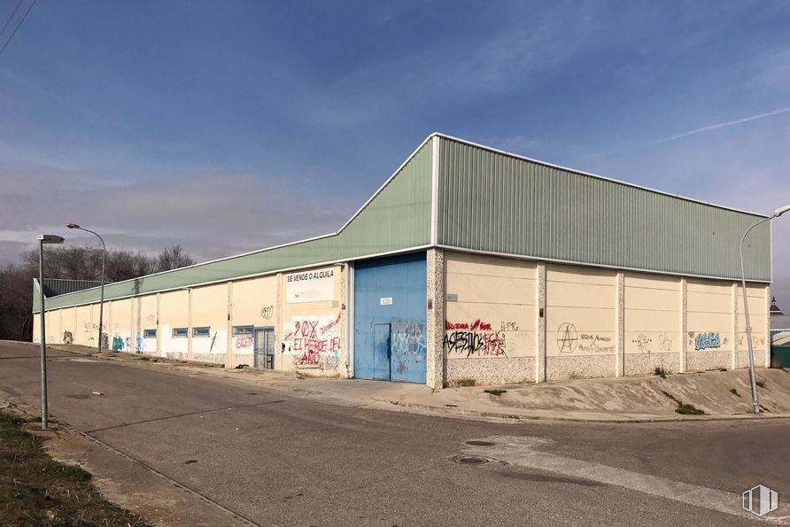 Nave en alquiler y venta en Polígono industrial La Frontera, Ugena, Toledo, 45217 con edificio, cielo, nube, asfalto, puerta, superficie de la carretera, luz de la calle, árbol, gas y fachada alrededor