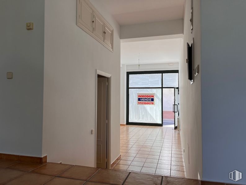 Local en alquiler en Calle Bispo, Villaviciosa de Odón, Madrid, 28670 con suelos, suelo, interiorismo, techo, puerta, suelo de baldosas, habitación, iluminación natural, azulejo y material de construcción alrededor