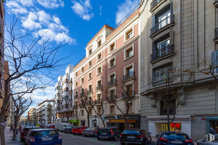 Oficina en alquiler en Calle Ayala, 27, Salamanca, Madrid, 28001 con coche, edificio, ventana, nube, cielo, día, rueda, vehículo, neumático y infraestructura alrededor