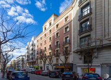 Oficina en alquiler en Calle Ayala, 27, Salamanca, Madrid, 28001 con coche, edificio, ventana, nube, cielo, día, rueda, vehículo, neumático y infraestructura alrededor