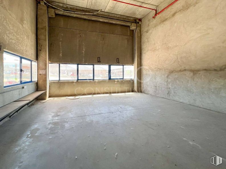 Nave en alquiler en Zona San Agustín, San Agustín del Guadalix, Madrid, 28750 con ventana, madera, hall, accesorio, suelo, edificio, suelos, casa, material compuesto y techo alrededor