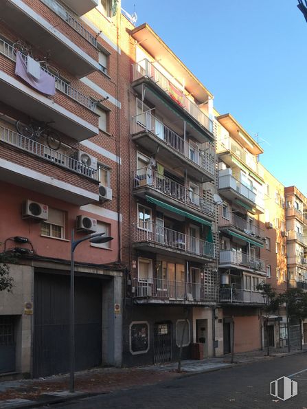 Local en alquiler y venta en Avenida Carabancheles, 15, Alcorcón, Madrid, 28921 con edificio, cielo, ventana, diseño urbano, luz de la calle, condominio, bienes raíces, fachada, ciudad y apartamento alrededor