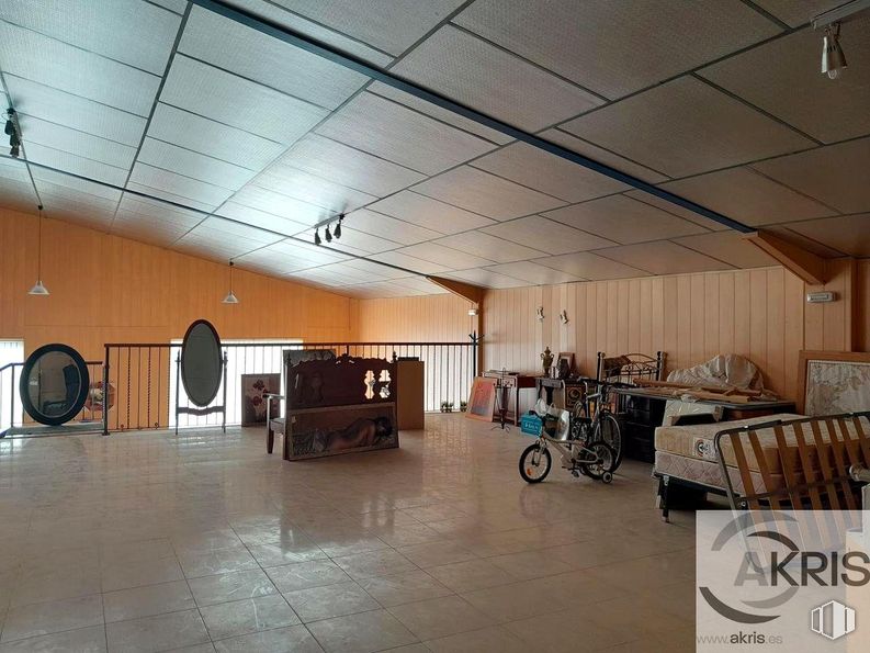 Industrial for sale at Polígono Industrial, Borox, Toledo, 45222 with wheel, tire, hall, building, flooring, floor, bicycle, bicycle wheel, ceiling and event around