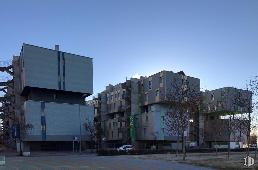 Local en alquiler en Calle Honrubia, 9, Villa de Vallecas, Madrid, 28031 con edificio, cielo, día, propiedad, ventana, luz de la calle, bloque de torre, árbol, planta y diseño urbano alrededor