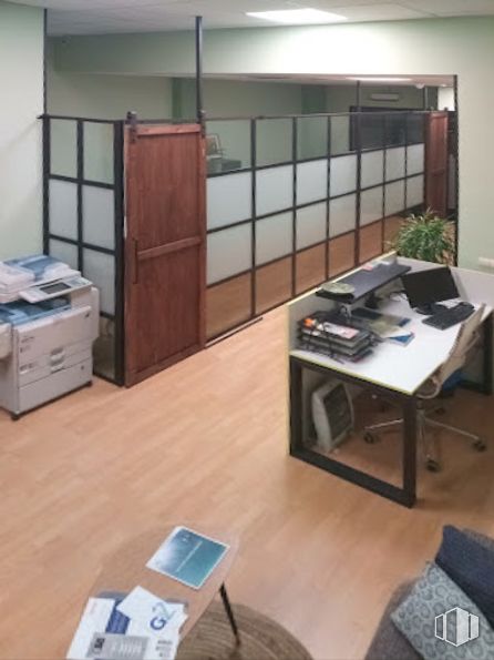 Oficina en alquiler en Calle Ebro, 10, Alcobendas, Madrid, 28100 con mesa, ebanistería, madera, edificio, interiorismo, suelo, suelos, madera dura, confort y suelo laminado alrededor