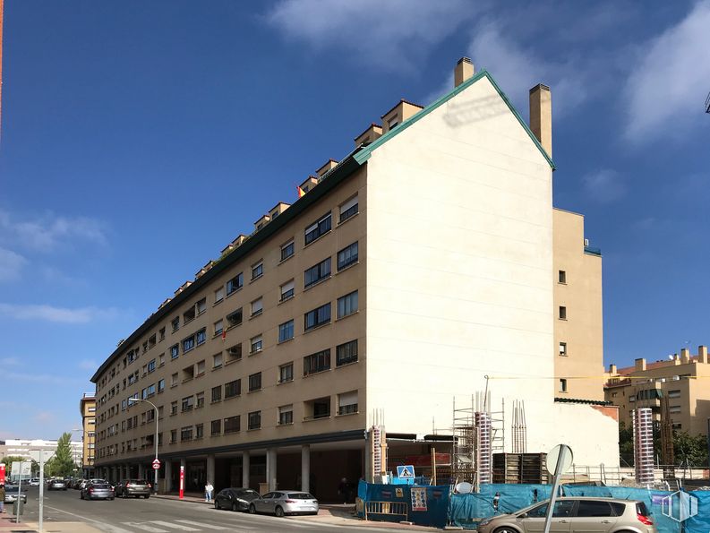 Local en venta en Calle Gerardo Diego, Alcalá de Henares, Madrid, 28806 con edificio, coche, nube, cielo, rueda, neumático, ventana, infraestructura, vehículo y diseño urbano alrededor