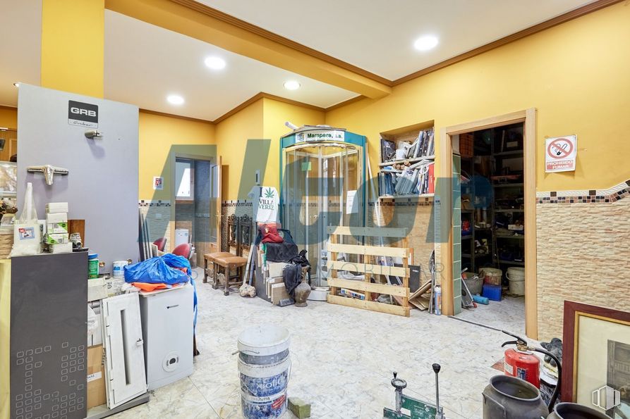 Local en venta en Calle Alberto Palacios, Villaverde, Madrid, 28021 con productos envasados, equipaje y bolsos, persona, edificio, diseño de interiores, estante, piso, marco, estantería y suelo alrededor