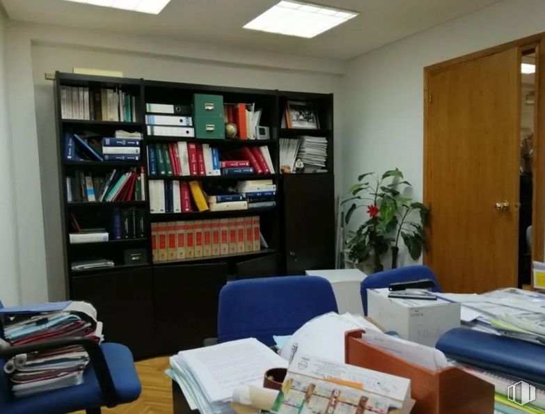 Office for sale at Calle Nueva, Toledo, 45001 with bookcase, houseplant, property, plant, interior design, building, shelving, table, book and couch around