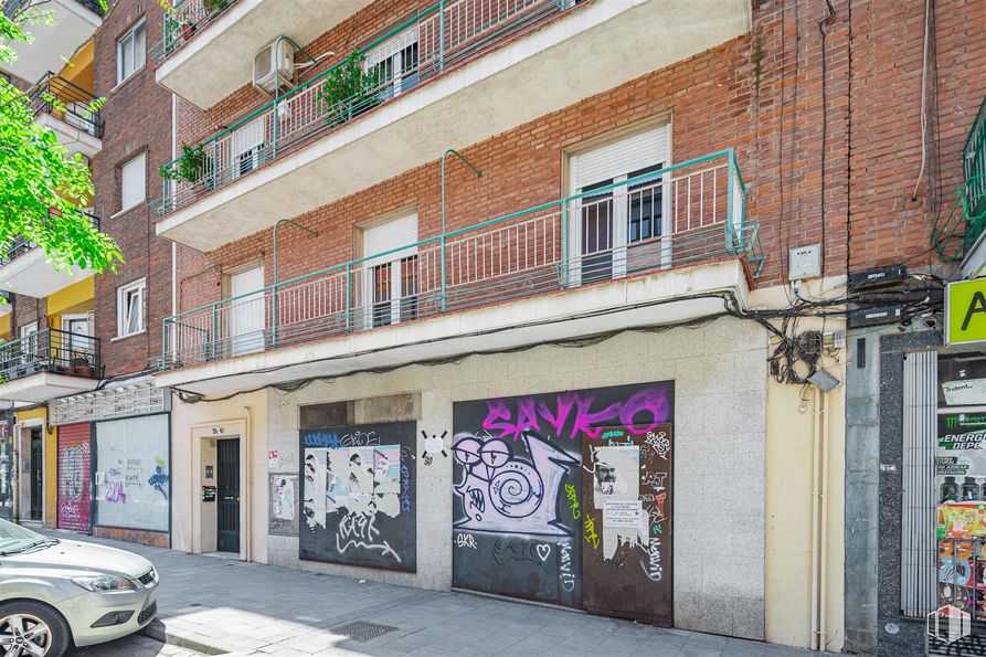 Local en alquiler y venta en Calle Pinos Alta, Tetuán, Madrid, 28029 con coche, ventana, puerta, propiedad, edificio, neumático, vehículo, rueda, graffiti y arquitectura alrededor