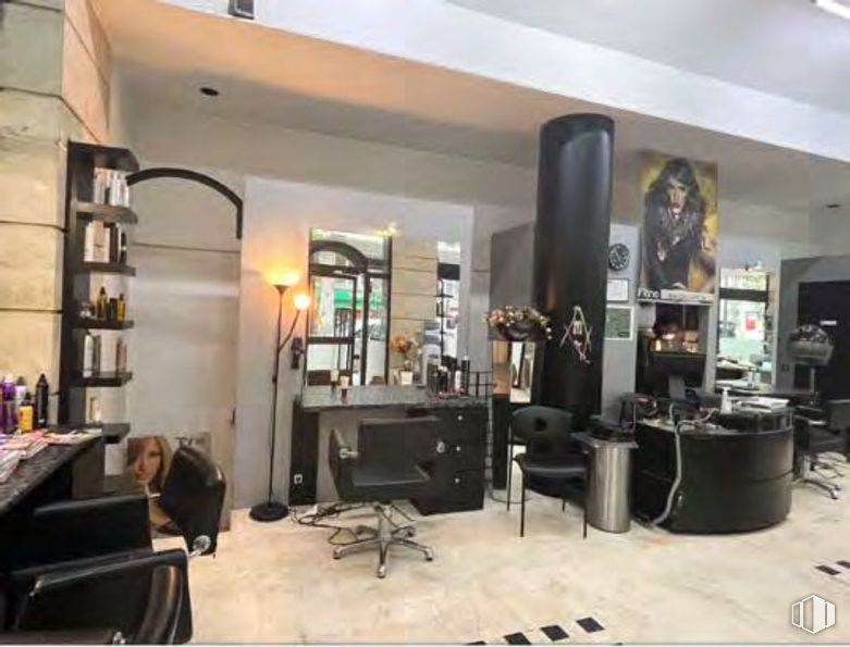 Retail for rent at Calle Guzmán el Bueno, Chamberí, Madrid, 28003 with chair, furniture, beauty salon, barber chair, makeover, light fixture, personal grooming, cosmetics, restaurant and salon around