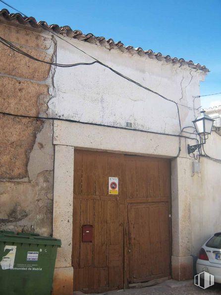 Land for sale at Calle Emiliano Montero, Chinchón, Madrid, 28370 with door, car, waste container, building, sky, waste containment, azure, house, wood and plant around