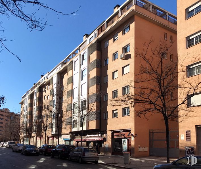 Retail for sale & for rent at Calle Dobla, 2, Carabanchel, Madrid, 28054 with car, building, sky, daytime, property, window, vehicle, urban design, tree and tower block around