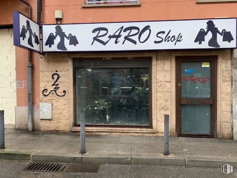 Retail for sale at Calle Cereria, Talavera de la Reina, Toledo, 45600 with door, window, building, fixture, font, facade, signage, street, city and handwriting around