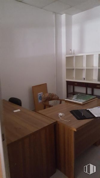 Retail for sale at Calle Cerrillo San Roque, Talavera de la Reina, Toledo, 45600 with desk, table, furniture, wood, flooring, floor, interior design, chair, office equipment and wood stain around