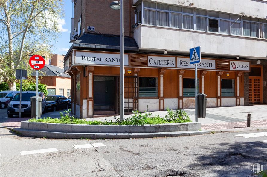 Local en venta en Calle Boltaña, 118, San Blas - Canillejas, Madrid, 28022 con coche, edificio, planta, propiedad, ventana, rueda, neumático, puerta, vehículo y árbol alrededor