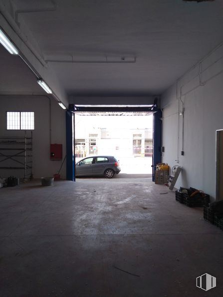 Industrial for rent at Calle Torre de Don Miguel, Villa de Vallecas, Madrid, 28031 with car, building, window, automotive parking light, tire, wheel, automotive lighting, vehicle, automotive design and automotive tire around