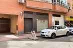 Retail for sale at Plaza Hermano Ramón Quiroga, 1, Valdemoro, Madrid, 28342 with car, tire, wheel, vehicle, land vehicle, window, automotive lighting, building, motor vehicle and road surface around