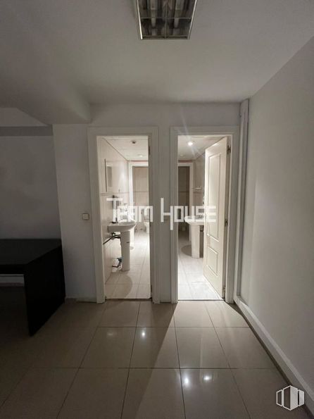 Oficina en venta en Zona Castilla, Chamartín, Madrid, 28036 con edificio, propiedad, accesorio, suelo de baldosas, interiorismo, madera, puerta, hall, suelo y suelos alrededor