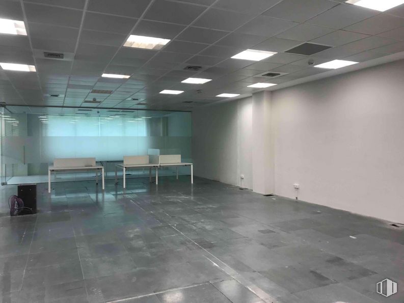 Oficina en alquiler en Edificio Ancora, Zona San Sebastián de los Reyes, San Sebastián de los Reyes, Madrid, 28700 con mesa, silla, mueble, hall, accesorio, suelos, edificio, suelo de baldosas, techo y vidrio alrededor