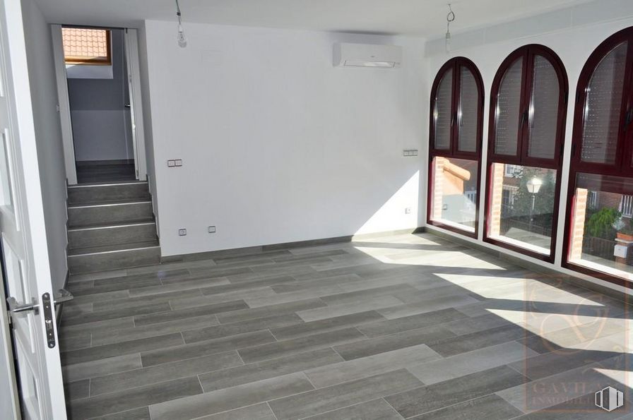 Local en alquiler en Calle Peñuelas, Daganzo de Arriba, Madrid, 28814 con escaleras, accesorio, piso, suelo, edificio, madera, propiedad material, puerta, suelo de baldosas y techo alrededor