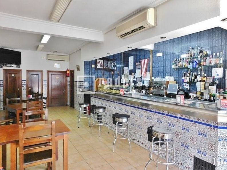 Local en alquiler en Zona Perales del Río, Getafe, Madrid, 28909 con taburete, mesa de cocina y comedor, mesa, silla, mueble, ebanistería, encimera, estante, interiorismo y barware alrededor