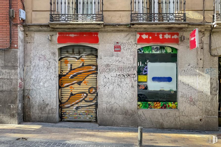 Local en alquiler y venta en Calle Pez, Centro, Madrid, 28004 con puerta, ventana, accesorio, rectángulo, superficie de la carretera, fuente, fachada, ladrillo, arte y tintes y matices alrededor