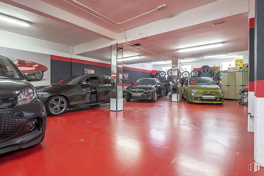 Retail for sale at Calle López Mezquía, 9, Carabanchel, Madrid, 28019 with car, tire, wheel, light fixture, automotive parking light, vehicle, motor vehicle, automotive lighting, automotive tire and automotive design around