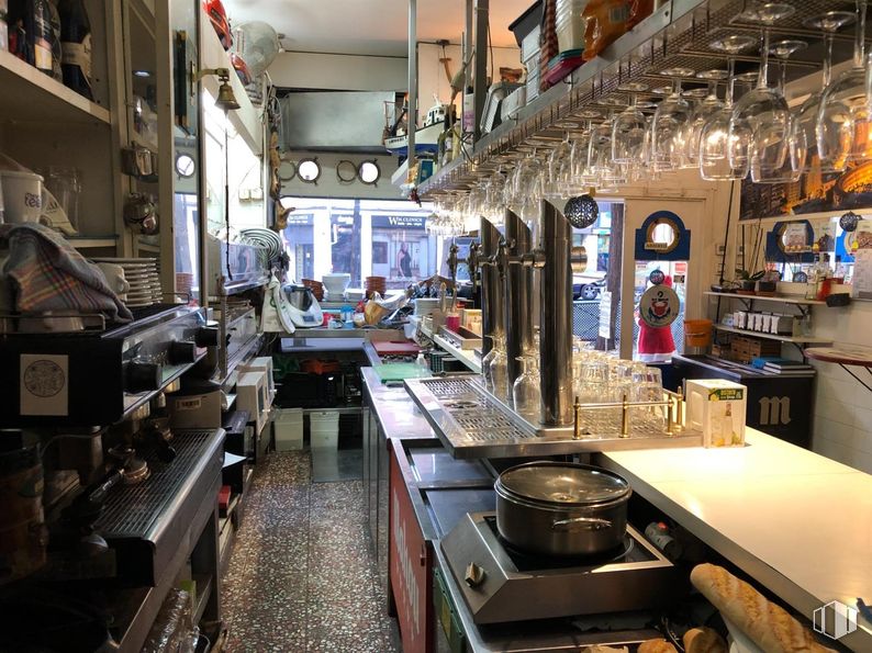 Retail for rent at Calle Alcala, Salamanca, Madrid, 28028 with person, lighting, restaurant, bar, countertop, light fixture, shelf, retail and pub around