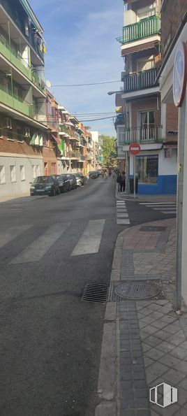 Retail for sale at Calle Antonio Prieto, Usera, Madrid, 28026 with window, building, tire, wheel, car, road surface, infrastructure, asphalt, vehicle and urban design around