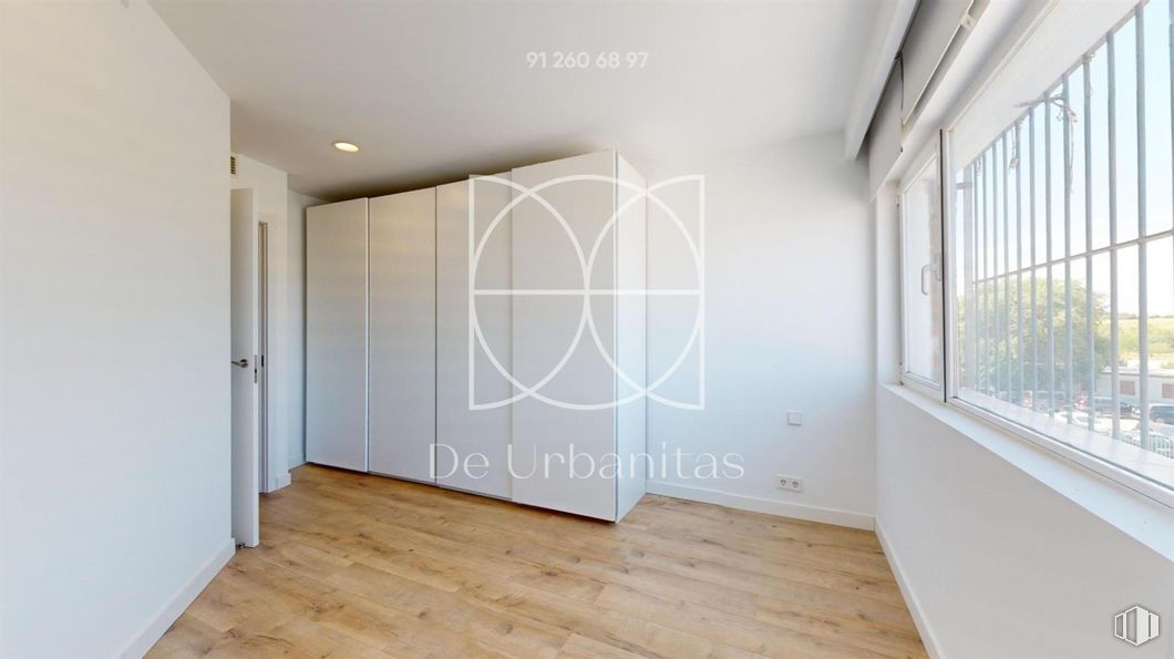 Oficina en alquiler en Zona Miguel Hernández, Villa de Vallecas, Madrid, 28031 con ventana, edificio, madera, hall, accesorio, suelos, suelo, sombra, tinte para madera y madera dura alrededor