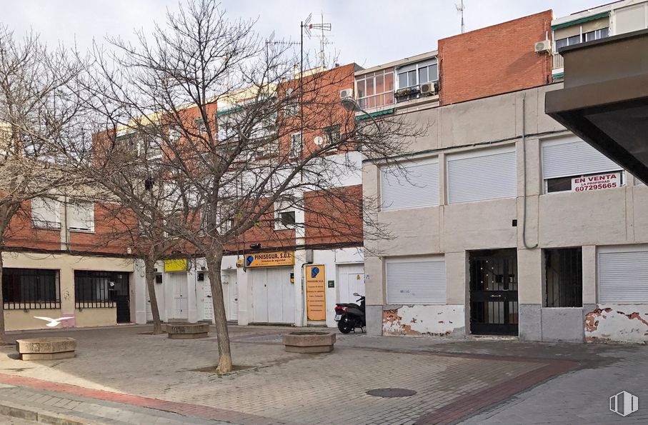 Local en venta en Avenida Betanzos, 42, Fuencarral - El Pardo, Madrid, 28029 con edificio, propiedad, cielo, ventana, nube, superficie de la carretera, arquitectura, árbol, diseño urbano y barrio alrededor