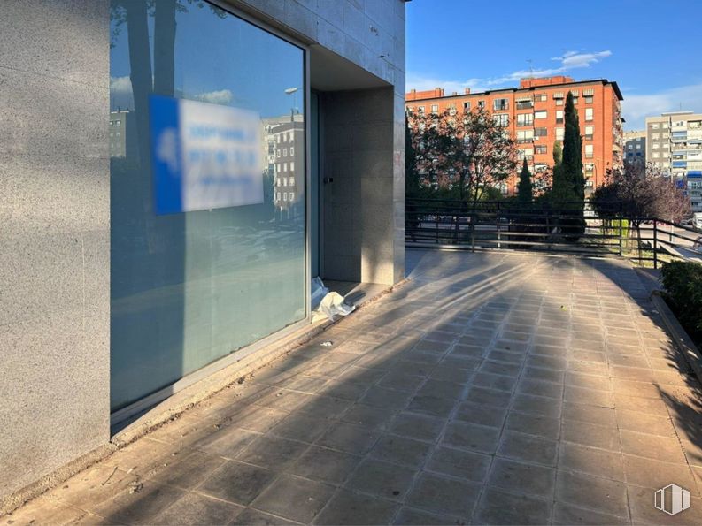 Local en alquiler y venta en Calle Gijón, Fuenlabrada, Madrid, 28942 con edificio, cielo, nube, superficie de la carretera, planta, luz solar, asfalto, diseño urbano, pared y sombra alrededor