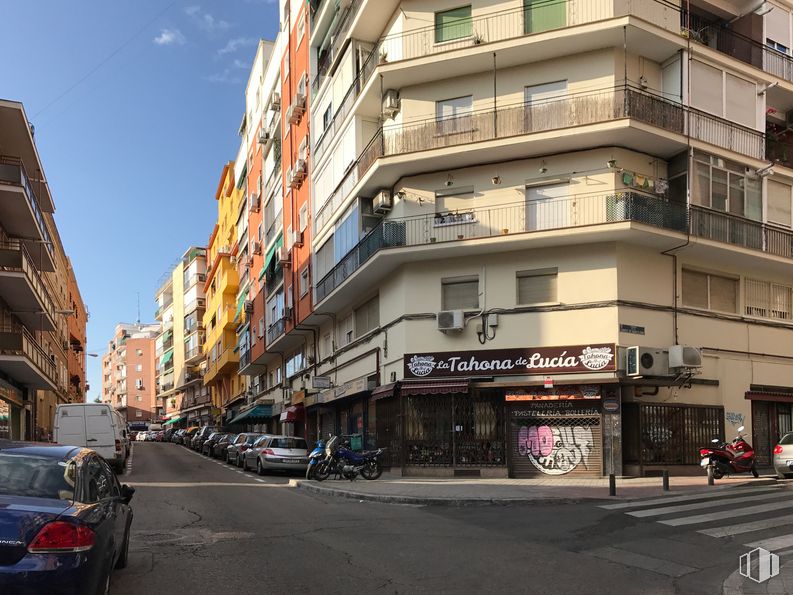 Local en alquiler en Calle Baleares, 10, Carabanchel, Madrid, 28019 con coche, edificio, rueda, ventana, cielo, infraestructura, placa de matrícula del vehículo, vehículo, diseño urbano y casa alrededor